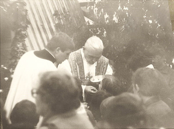 Bp Jan Mazur udziela komunii św. wiernym, podczas Mszy św. 14.06.1984 r. podczas której dokonano poświęcenia placu pod budowę kaplicy