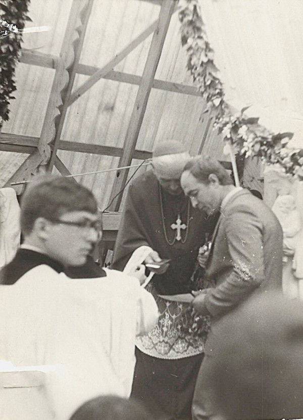 Bp Jan Mazur w parafii św. Józefa w Siedlcach - pierwsza Msza św. na terenie nowo utworzonej parafii - 14.06.1984 r.