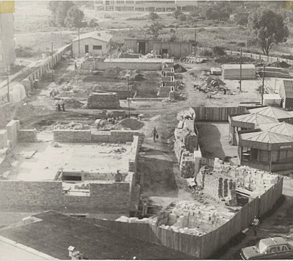 Na pierwszym planie zarys budynku parafialnego, a w głębi zarys fundamentów tymczasowej kaplicy (1984 r.)