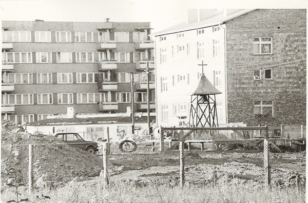 Dzwon Józef przy murowanej kaplicy (1985 r.)